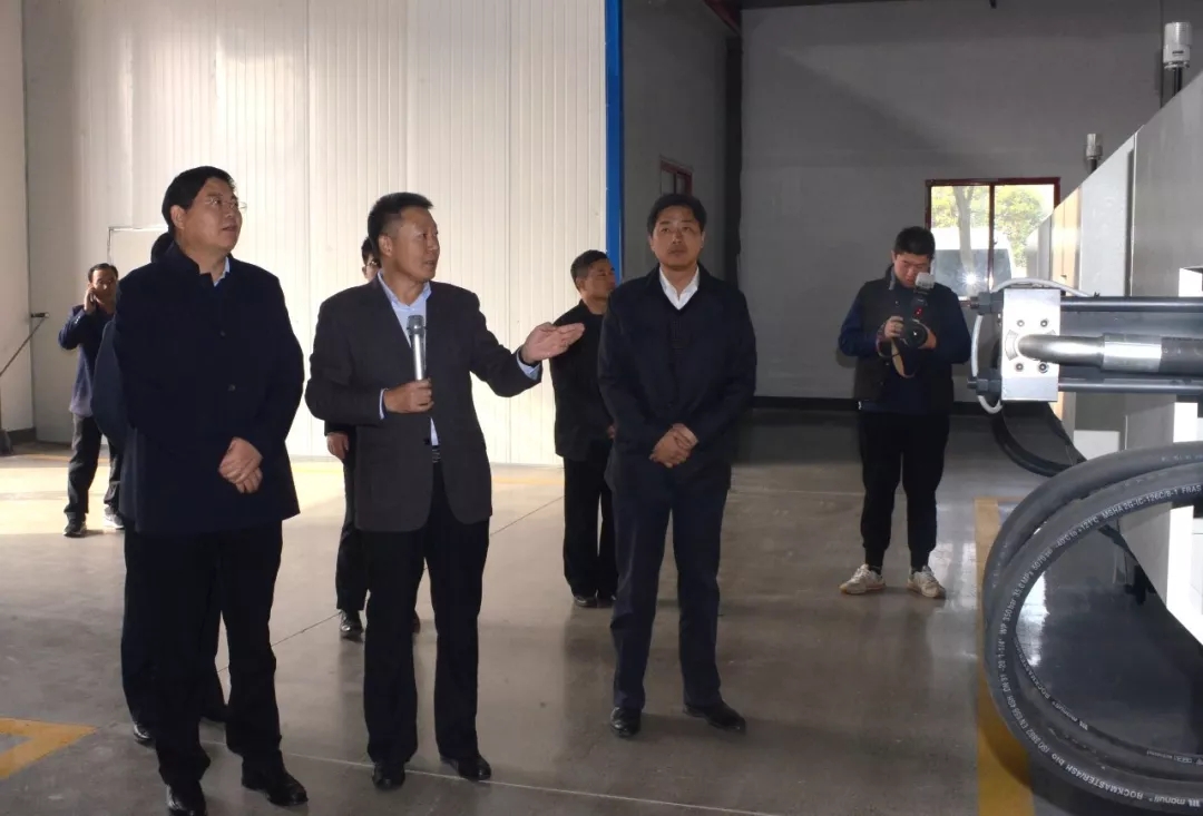 1598924319790881.jpg 戴啟遠(yuǎn)參觀.webp.jpg